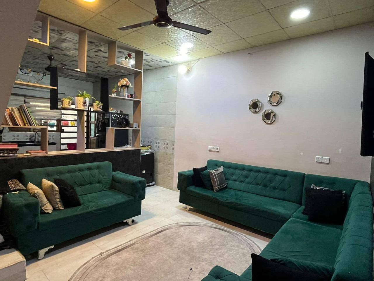 السلام عليكم 
دار للبيع حي الواسطي خلف مول حاج زياد مساحة 100 متر الواجه 5 امتار
النزال  20 متر 
 طابو ملك صرف بأسم شخص واحد 

طابقين وطابق الثالث بيتونه 
الطابق الاول _مطبخ _وصاله _وغرفه نوم _ومجمع صحيات 
الطابق الثاني _غرفه نوم _وصاله _مجمع صحيات _استقبال ( تصلح غرفه نوم)
_يحتوي على درج داخلي ودرج خارجي 

السعر 137

للستفسار مراجعه مكتب القايجي للعقار 
***********
***********
