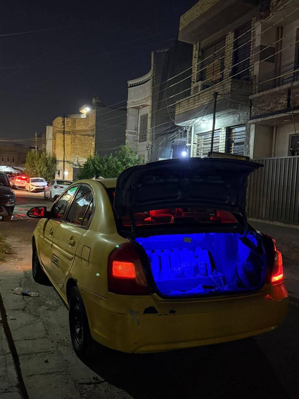 اكسنت 2009 امريكي
حدثها قبغ جنطة مبدل موقوية الباقي ليبل واحد 
عليه عرامة ٩٠٠الف ينزل من سعرها
وهية علية السيارة عوزها صدر امامي فقط
وعوزها صبغة للجمالية
مكينة وكير شرط
السعر  85 ورقة
***********
المكان بغداد
