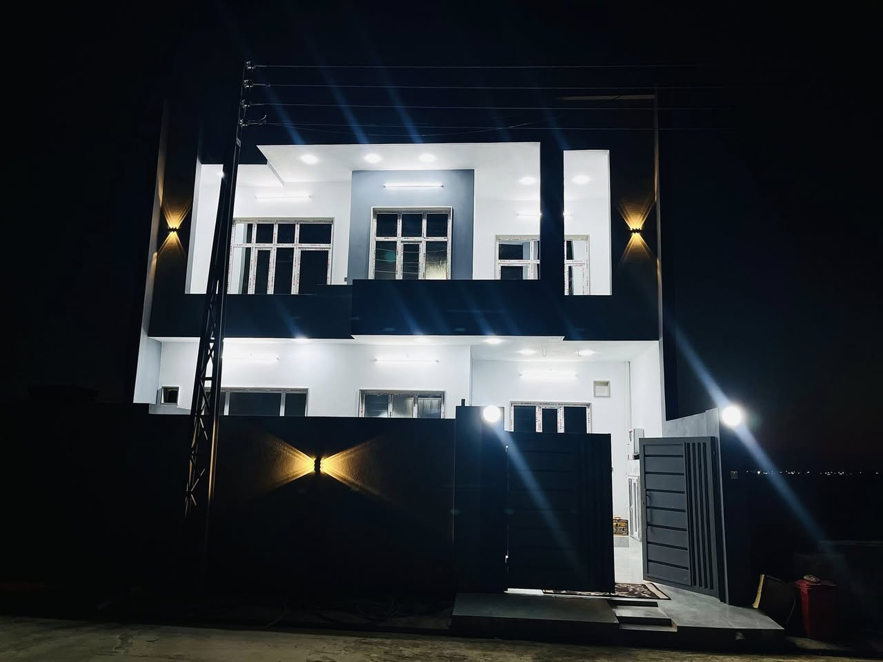 السلام عليكم للبيع منزل 🏠 
الموقع مجمع طيبه تو خلف الملعب
المساحه 200 متر طابق ونص 
فصال حديث متكون من
4غرف نوم / غرف ثنين سويت طابق الثاني 
صحيات 3/ خارجي / داخلي/ طابق الثاني 
حمامات 3 
هول استقبال 
مطبخ حار /بارد 
نضام دكتات 
(ملاحظه) نواقص البيت سقف ثنوي أبواب دخلي فقط
للاستفسار وتساب خاص رقم 
***********////***********
