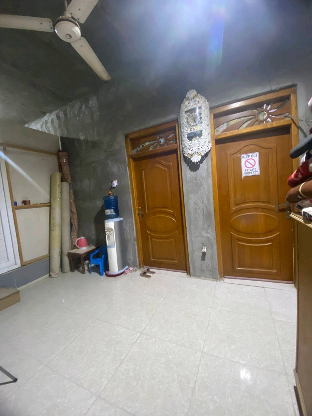 يتوفر بيت للبيع طابو صرف عالي عن الشارع في البصرة منطقة الحيانية / التأميم / شارع البلدية الشارع المقابل المجلس البلدي ( احمد حنون ) والركن الثاني مقابل باب المستوصف مساحة البيت 150 متر طابق ونصف / الطابق الأرضي يحتوي ع غرف نوم عدد 2 + موزع + صحيات داخلية + مطبخ + هول + استقبال + صحيات خارجية عدد 2 
الطابق الاول يحتوي ع غرف نوم عدد 2 + موزع + صحيات 
البناء قديم بحالة  جيدة السقف  عكادة واغلب اجزاء البيت تم ترميمها حديثاً الطابق الأرضي مقسوم نصفين البيت يصلح للسكن اذا كانت العائلة كبيرة ويصلح للأستثمار (ايجار) سعر البيت 105 مليون قابل للتفاوض للتواصل والاستفسار الاتصال ع الرقم 0747426612