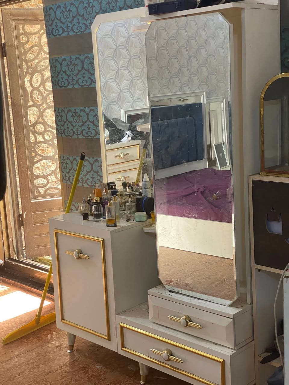 غرفة أخشاب انـ دي اف تركي نضيفة ومرتبة السعر 750 الف وبيها مجال بغداد الغزالية رقم الهاتف ***********
