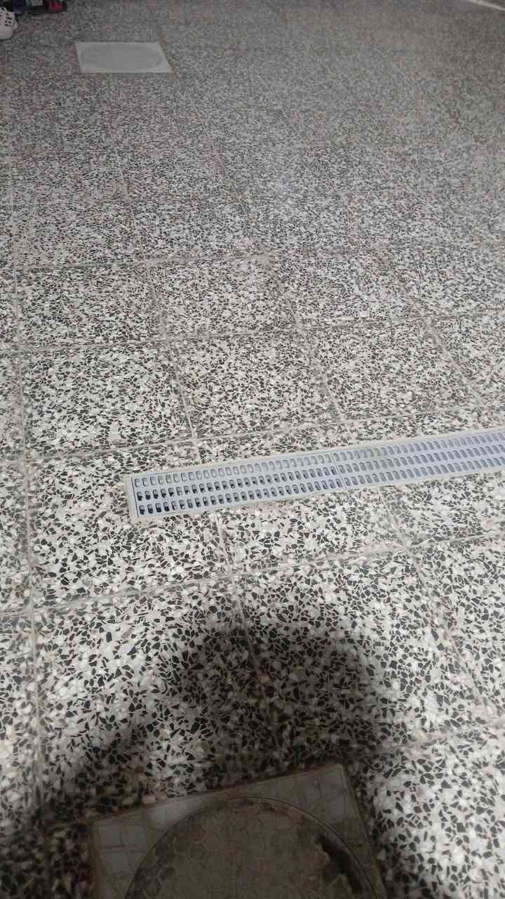 السلام عليكم ورحمة الله وبركاته
بيت مساحه ١٥٠متر واجه ٧.٥ نزال ٢٠ طابقين 
الطابق الأرضي كراج كبير مطبخ +غرفة ضيوف 
+صحيات خارجيه  +صحيات داخليه +صاله +غرف نوم عدد ٢
الطابق الثاني يحتوي على غرف نوم عدد ٤  وصحيات وصاله  الطابق الثالث سطح عدد ٢ البيت مرمم جديد ٢٠٢٣ الكراج والوجهاا مرممه  قبل شهر باقي ملاحضات مثل صبغ الشبابيك  والسياج  الخارجي وسقف البلكونه الطابق الثاني 
 موقع البيت المشتل حي  المعلمين  خلف مركز الشام   
رقم الهاتف :- ***********حيدر 
رقم هاتف :-***********علي
