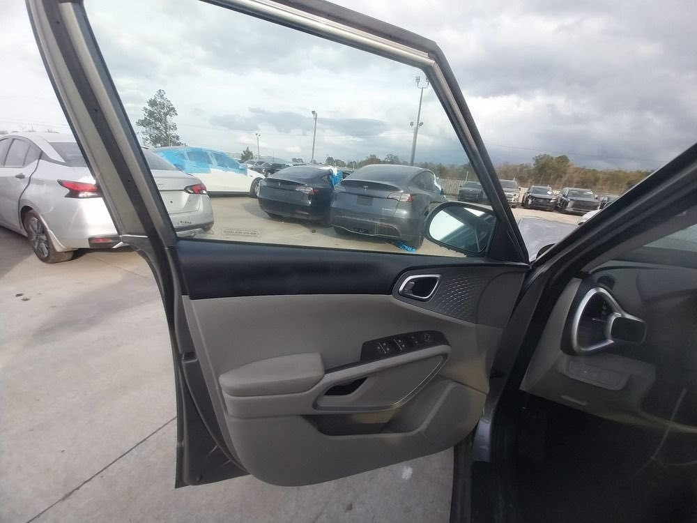 كيا صول 

موديل  2025  

ماشية 16 الف كيلو  

نص مواصفات 

رادار امامي

تحديد مسار  

شاشه كبيرة كار بلي

  دشبول الكتروني 

نظام اوتو ستوب 

تحديد مسار السياره

مثبت سرعه كروز

شاشه اعطال ومعلومات السياره 

محرك 2000/دوش

سستم صوت 

تحكم ستيرن جهتين فول

مخرج USB

انضمه قيادة عادي+سبورت 

صور حادث بالمنشور     

السعر 88 ورقه واصل ميناء ام قصر بدون تصليح وبدون كمرك 

   التواصل  

واتساب او الاتصال

***********
