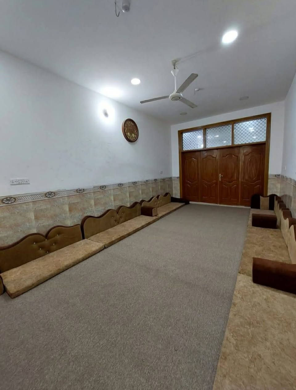 بيت للبيع 200 م في حولي الجامعة قرب بيت المرمر بناء حديث مسلح  طابق ارضي غرفة وصالة واستقبال ومطبخ والطابق الثاني صالة فقط *********** مكتب المحنه
