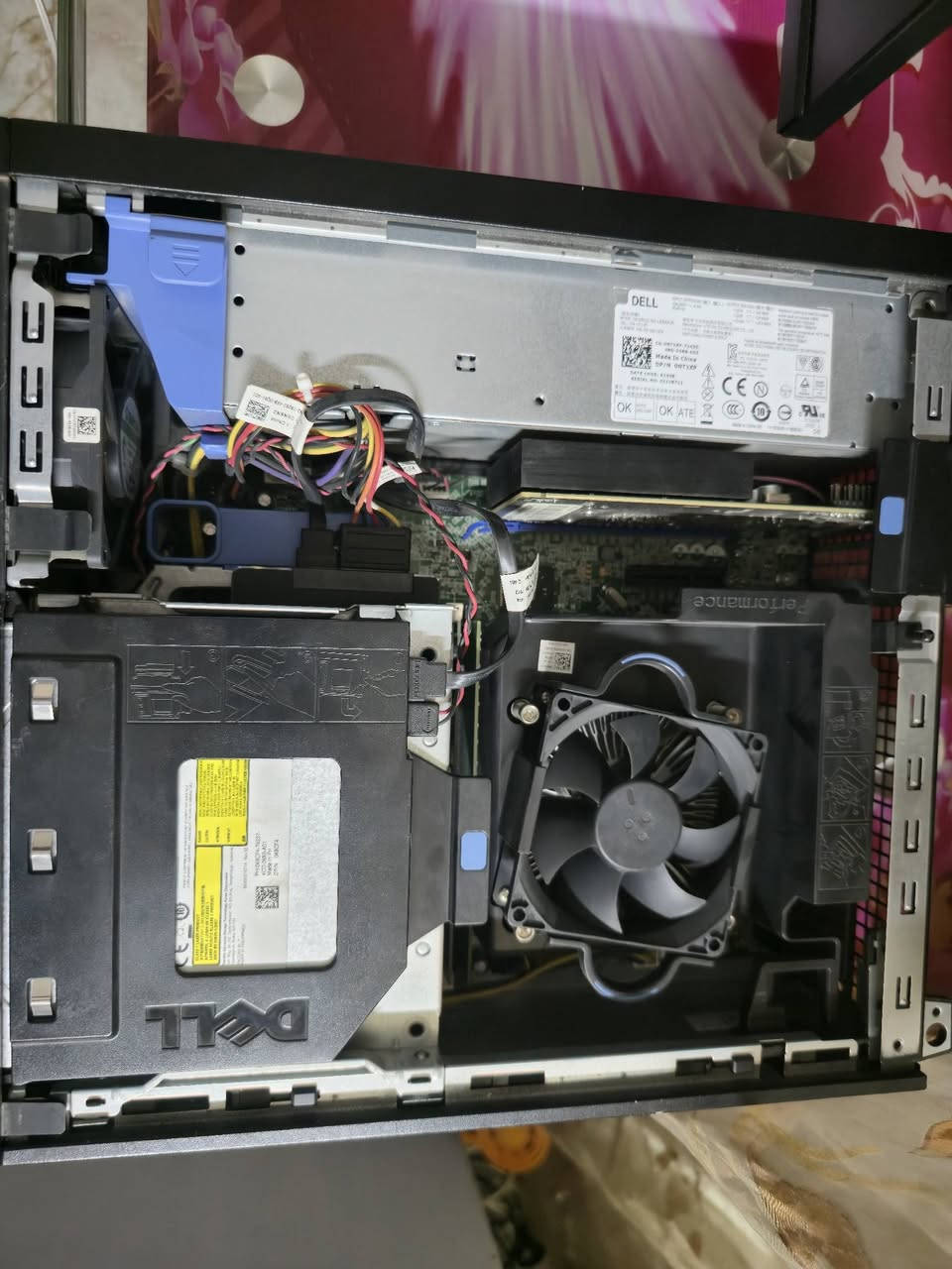 السلام عليكم شباب.. عندي حاسبة ديل (Dell) أصلية مال بيت ونظيفة جداً وبحالة ممتازة، الحاسبة سريعة ومستقرة ومجهزة للطرفين:

   1. لأصحاب المكاتب والدراسة والبحوث: الحاسبة طيارة بالتصفح والبرامج بسبب هارد الـ SSD والرامات الـ 16 جيجا. تفتح عشرين علامة تبويب وتشتغل على برامج الأوفيس واليوتيوب بدون أي تعليق أو بطء.
   2. للألعاب والجيمنج الخفيف: بيها كرت شاشة منفصل نيفيديا يشغل ألعاب حلوة وقوية (مثل GTA V، ومحاكي ببجي موبايل، وماين كرافت، وCS:GO، وألعاب المحاكيات القديمة) على إعدادات زينة ومقبولة.

------------------------------
المواصفات بالتفصيل:

* المعالج: Intel Core i5-4590 (جيل رابع اعتمادي وقوي).
* الرام: 16GB DDR3 (سعة جبيرة تخليك تفتح برامج هواية سوة).
* الهارد: SSD 500GB (سريع جداً، الحاسبة تشتغل وتفتح بويندوز بثواني).
* كرت الشاشة: NVIDIA GeForce GT 730 منفصل.
* الكيس: ديل الأصلي، خامة قوية وبي منافذ USB هواية من الوجهه ومن ورة تفيدك لربط الماوس والكيبورد والفلاشات براحتك.
* النظام: ويندوز 10 منصب جديد ونظيف وجاهز للاستخدام مباشرة.

------------------------------

* الحاسبة نظيفة جداً ومابيها أي نقص أو تصليح سابق، وشغال كلشي بيها 100%.
* السعر 150 الف و بيها مجال للطيبن
مكاني بغداد
* متواجد خاص أو اتصال


**إذا كنت صاحب هذا الإعلان وتريد حذفه لأي سبب، رجاءا أرسل رسالة إلى الدعم الفني**