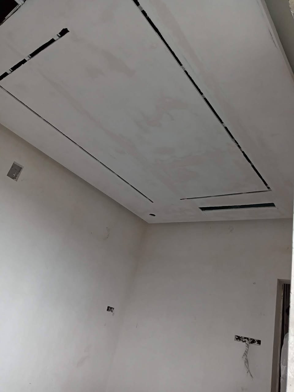 السلام عليكم متوفر عمل سقوف جبس بورد مع الطلس جميع انواع الديكورات سعر المتر 18 الف 
للتواصل ***********
