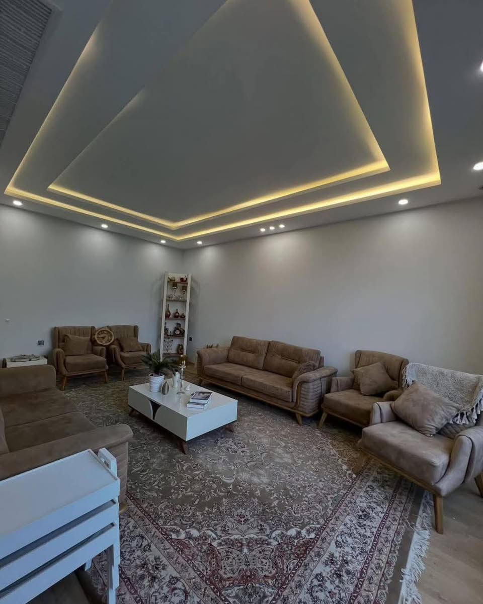 اعلان رقم ( 2164 ) 📺
———————————
دار للبيع ( 200م ) واجهة ( 10م ) 🏘
———————————
#موقع_العقار 🗺 : كركوك - خلف دائرة مرور كركوك - مجمع سوما ستي - على شارع 20 متر - مقابل حديقة 
———————————
طابق اول : غرفتين نوم + مطبخ + صحيات + هول + استقبال + كراج  
طابق ثاني : غرفتين نوم + هول + صحيات
———————————
ملاحظة : الدار مطلوب 125 مليون بقسط شهري 650 الف
#السعر الكلي 255 مليون
———————————
طابو ملك صرف - بأسم شخص واحد 
———————————
لمزيد من معلومات اتصال على ارقام التالية :
***********
***********
———————————
عنوان المكتب :مكتب صقر الجبال للعقار كركوك كوباني 
قرب جامع حمد المفرجي مقابل صيدلية غصن الزيتون #الفرع_الثاني حي العسكري شارع الحولي الزراعي مجاور أسواق البركة
