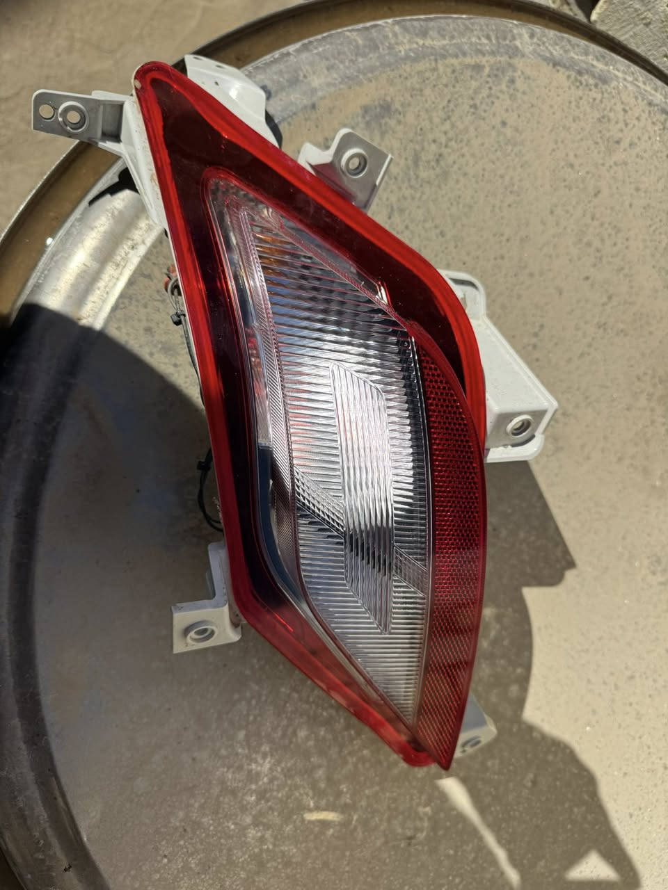 السلام عليكم 
البيع قفل جنطه
وشاره جهة  اليسره 
توسان تفصيخ
***********
