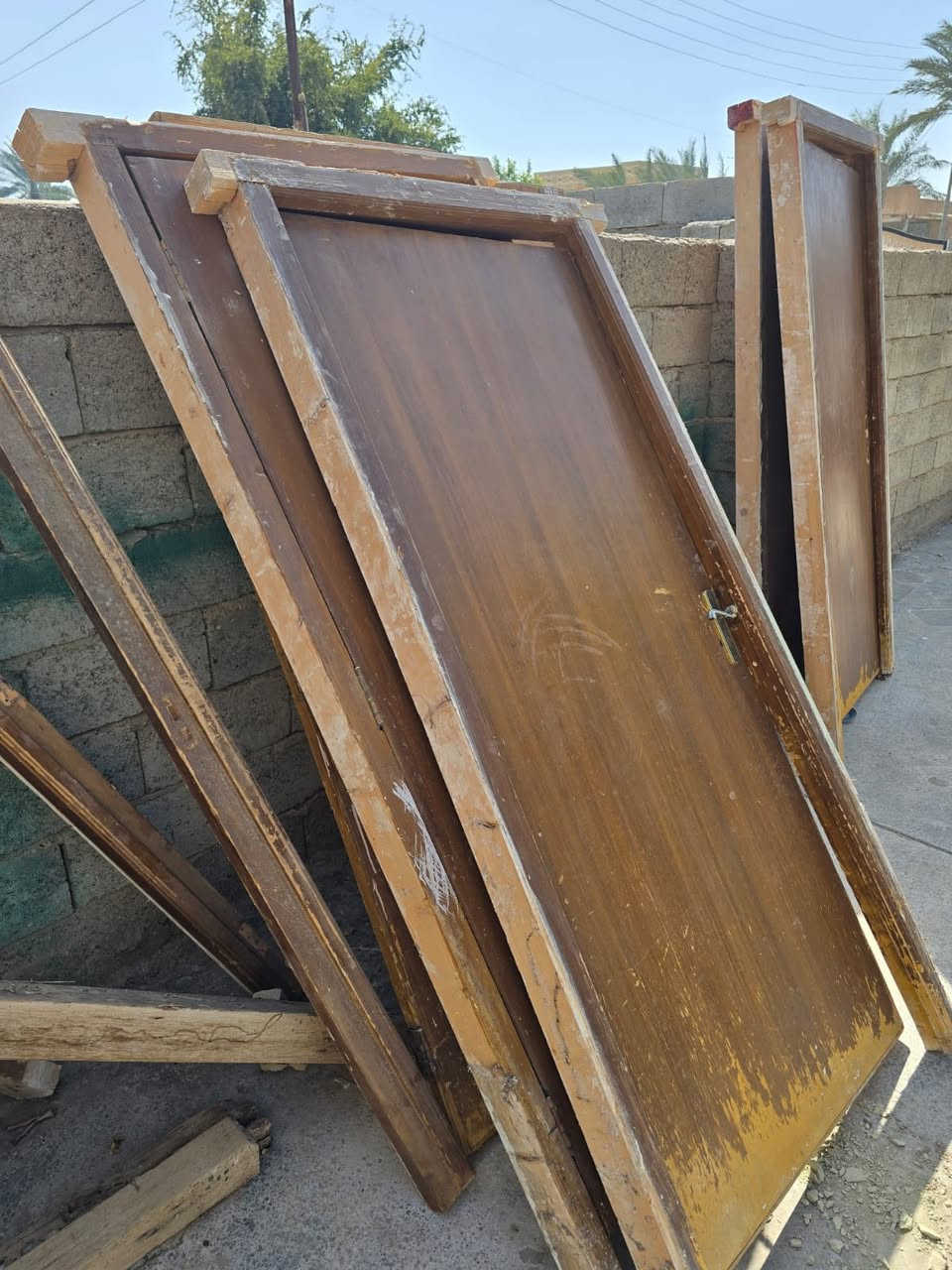 ابواب خشب عدد 5. شبابيك عدد3      ***********
