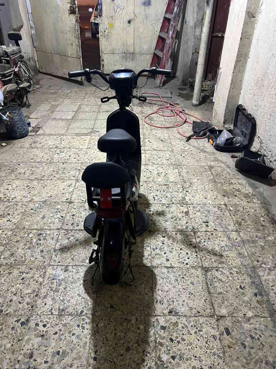 *🔥 دراجة شحن GICIN 4 بطاريات | باتري جديد 2026 | تفحص وتستلم*

*ليش تشتريها؟*
✅ باتري مبدّل بتاريخ 9/4/2026 يعني تشحنك أسبوع كامل
✅ 3 سرعات: 25 - 40 - 45 كم/ساعة  
✅ تتحمل لحد 150 كيلو بدون تعب
✅ سلة أمامية جبيرة + قفل تاير + مفتاحين
✅ مكفولة فحص، مابيها ولا عطل

*المكان:* بغداد - البياع - التراث  
*السعر:* مناسب جدآ بالخاص للتفاهم والمعقول ما يختلف

📞 اتصال/واتساب: ***********
