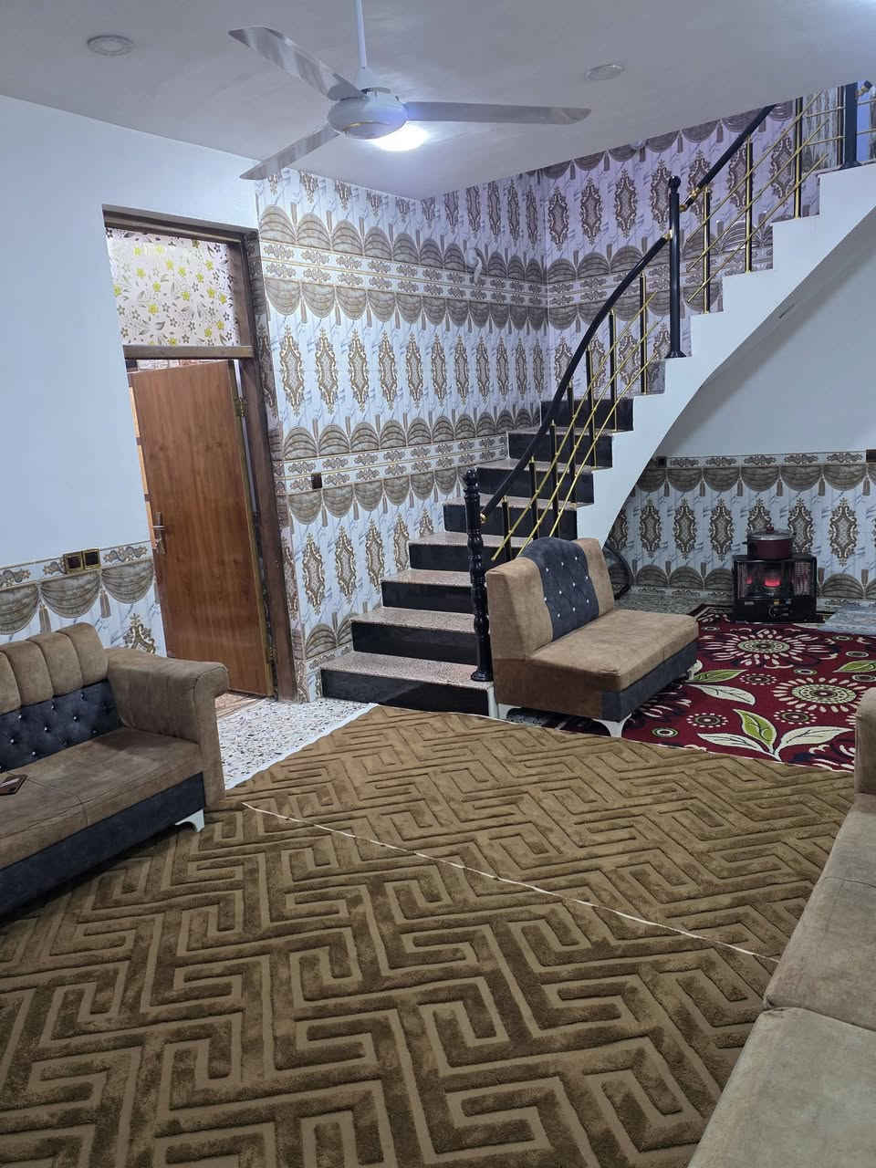 السلام عليكم ورحمة الله وبركاته🫱🏽‍🫲🏻 
دار للبيع🏠 المساحه 250م يحتوي الدار على اربع غرف منام 5×4،500
وصاله 7×4ونص 
ومطبخ وحولي وصحيات البيت سيراميك متر و20 (كُل البيت) 
+واجهة الصحيات 
العنوان: بغداد_ طارمية _الشيخ حمد
(نزلة مستوصف الشيخ حمد) 
للاستفسار اكثر الاتصال على الارقام الاتيه 📞📞: 
كورك: ***********
اسيا: ***********
مَكتب ديرتنا للعقار 🏢
