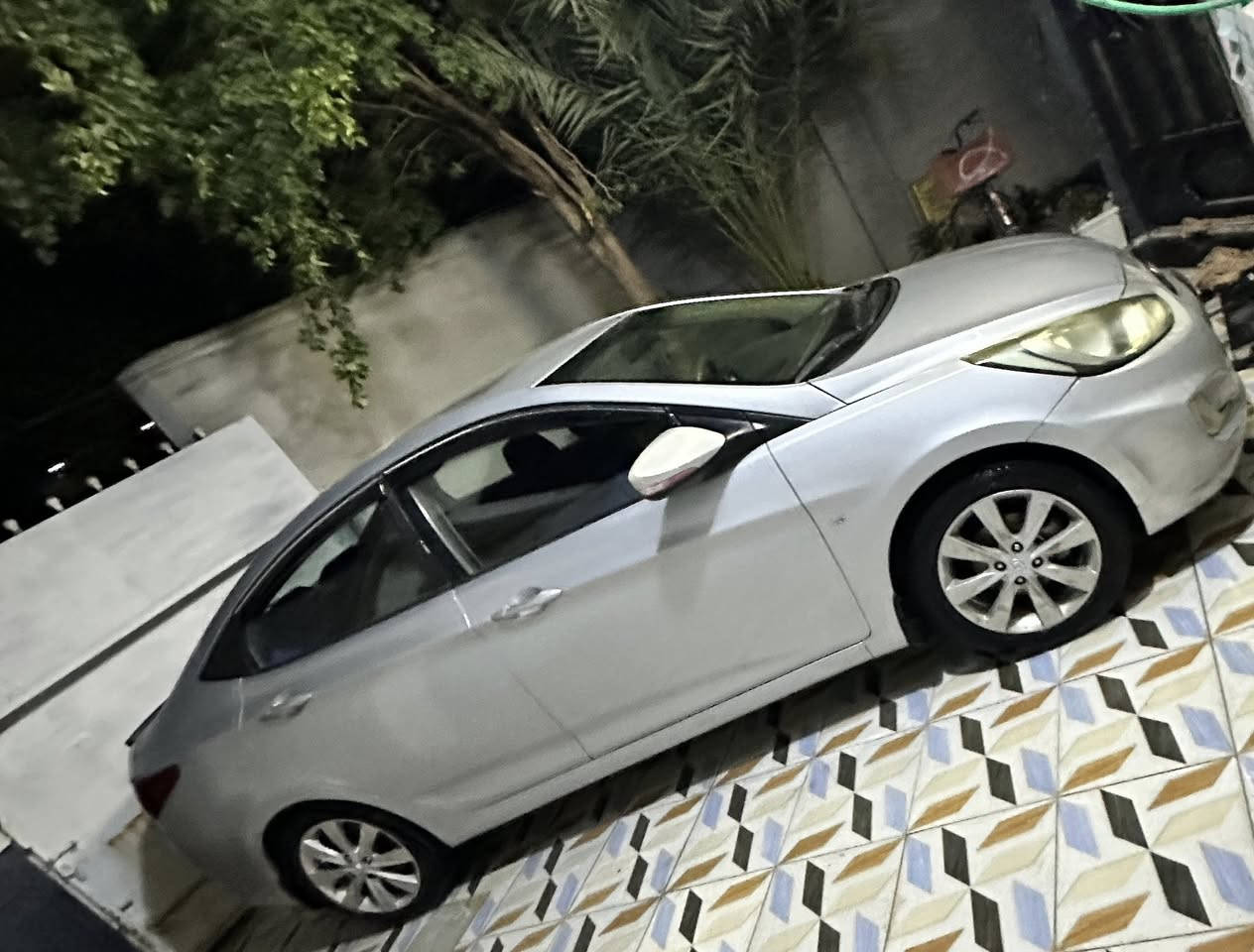 السلام عليكم للبيع اكسنت ٢٠١١ خليجي بدون ضرر بجم لغود شواصي كله مكفول  بيه صبغ شويه بلتكمه من يم المرايه مصاعد فوك وبيه مكانات بارد نص فول السياره مكينه 1600دوش مكفوله تبريد تدفئه خير من الله صدر امامي جديد السياره نقصها بس بوش خلفيه السياره حلوه ونضيفه السعر ٩٠ وبيه مجال مكاني بعقوبه رقم الهاتف ***********
