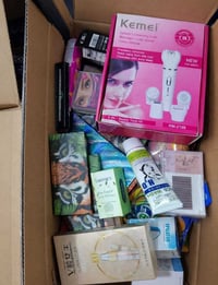 مكياج وعناية • ٣٠٠ قطعة • ماركات منوعة