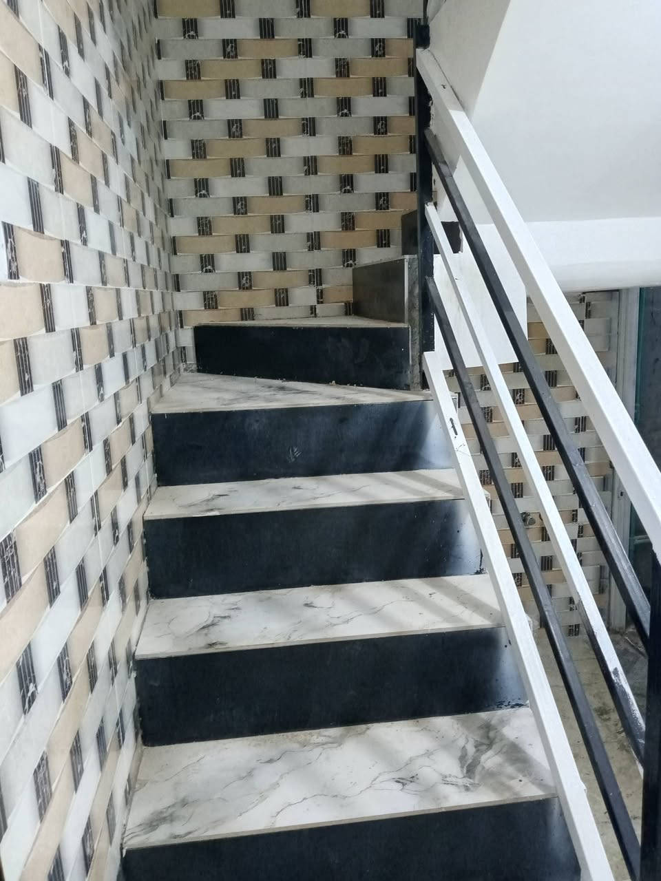 السلام عليكم ورحمه الله وبركاته بيت لبيع مساحه 140 ركن بحي ذويب الثاني بناء حديث قبل 3اشهر يحتوي البيت على 3غرف نوم اثنين 5/4 ووحده 4/4 وصاله 8/4 ومطبخ 4/4 ومضيف 6/5 كامل على اخر حبايه خدمات كامله للاستفسار الاتصال ***********/  ‏‪***********‬‏معروض ب58 وبيه مجال
