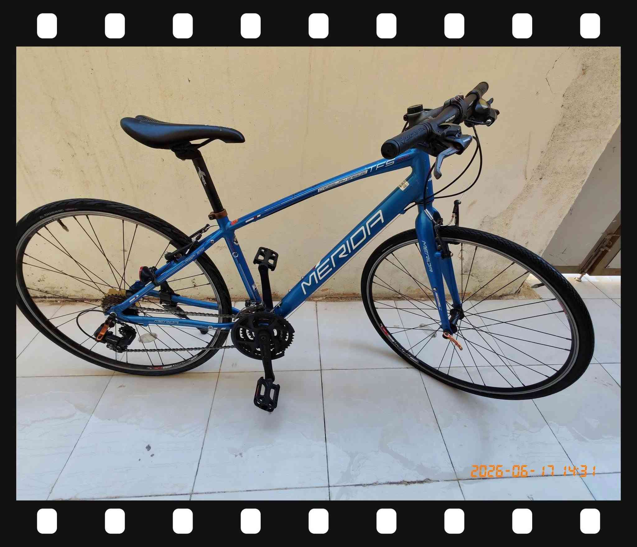 🚲 للبيع بايسكل MERIDA Crossway 

بايسكل أصلي ماركة MERIDA موديل Crossway 
نوعه Hybrid / Trekking مناسب للرياضة، المشاوير اليومية، والشارع.

المواصفات:
✅ فريم ألمنيوم خفيف ومتين
✅ قياس تاير 700C 
✅ كير Shimano Tourney TX
✅ بريكات V-Brake أمامي وخلفي
✅ مقود مستقيم ومريح
✅ حالة جيدة ونظيف مثل ما واضح بالصور

السعر: 200 الف
المكان: بغداد / الغزالية 
للاستفسار  ***********

