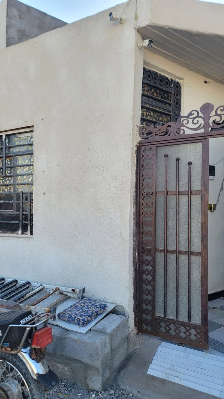 سلام عليكم توفر بيت للبيع بمساحه 63متر  العنوان الجزيره منطقت زين العابدين يتكون البيت غرفه وحده ومطبخ وحمامات داخليه وخارجيه وديوانيه السعر36 وبي مجال السقف كونكريت لبيت مرتب 
للستفسار ***********
