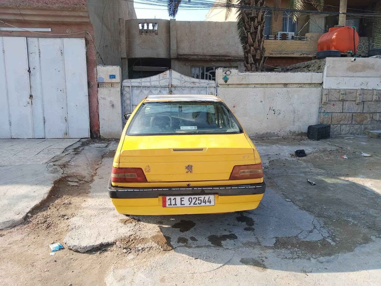 السلام عليكم للبيع سياره بيجو لميس موديل 13 مصفره هيئا وغرامات رقم انكليزي هزه جديده  مكينه وكير خير من الله كلج جديد بيها خياسات بسيطة خلفيه ضربة بل جاملغ الخلفي وطخه بسيطه بل باب الامامي صغيره السعر 28وبيها وبيها مجال عنوان الشعب شارع الصحه مرواس حسب القناعه للاستفسار الاتصال على الرقم ***********
