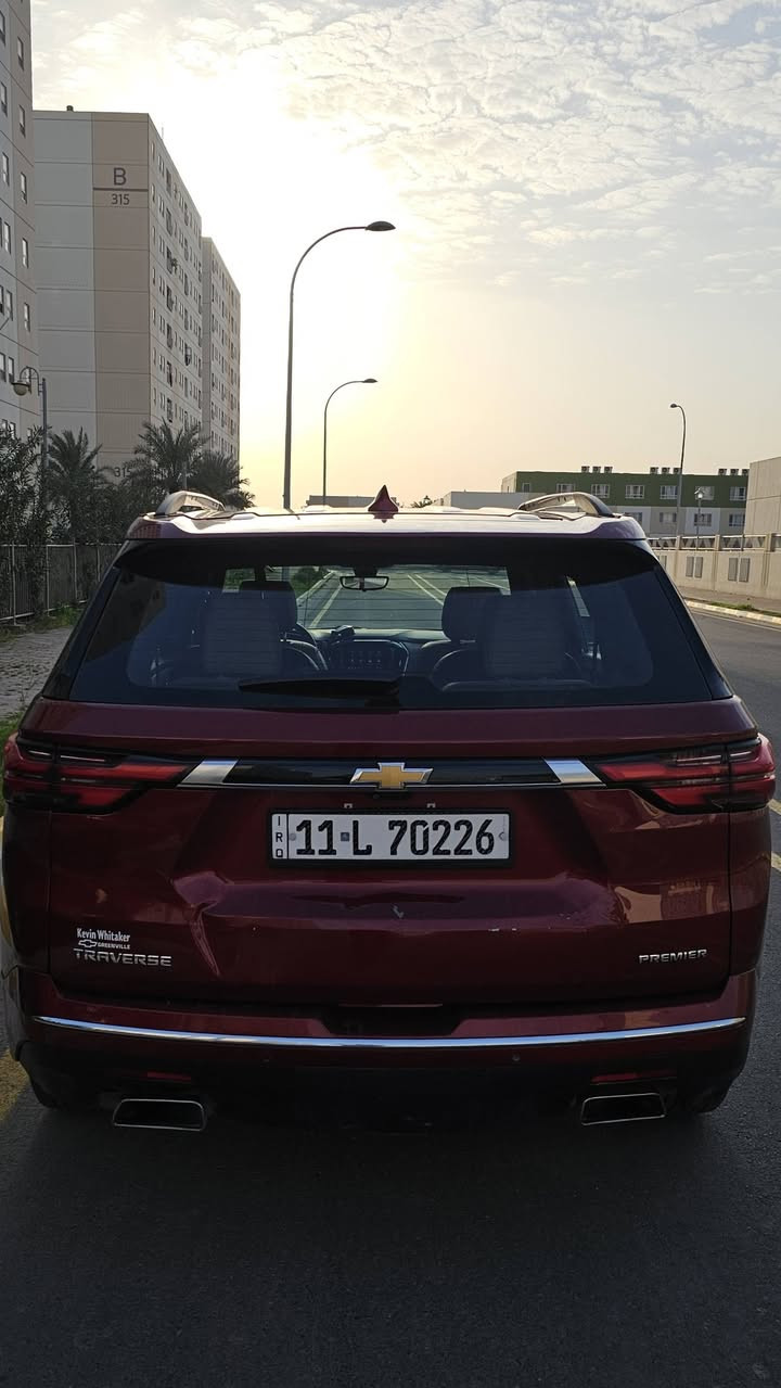 🚗 للبيع: شفروليه ترافرس 2022 (فئة بريمير - Premier)
حادث خلفي بسيط بارد فقط
المواصفات الميكانيكية والأداء:
 * المحرك: 6 سلندر (V6) بسعة 3.6 لتر.
 * القوة حصانية: 310 حصان.
 * ناقل الحركة: أوتوماتيك من 9 سرعات
المواصفات الخارجية:
 * الإضاءة: LED بالكامل (أمامي وخلفي) مع ميزة التحكم التلقائي في الضوء العالي.
 * العجلات: ويل ألمنيوم قياس 20 إنش بتصميم بريمير الخاص.
 * الباب الخلفي: كهربائي يعمل بحساس القدم (فتح بدون يدين).
 * الكروم: لمسات كروم مميزة على الشبك والمقابض تعكس فخامة الفئة.
المقصورة والراحة (من الداخل):
 * المقاعد: جلد فاخر، 7 ركاب (كراسي ملكية "Captain Chairs" في الصف الثاني).
 * التبريد والتدفئة: تدفئة وتبريد للمقاعد الأمامية + تدفئة للمقاعد الخلفية وعجلة القيادة.
 * النظام الصوتي: نظام Bose الفاخر بـ 10 مكبرات 
صوت.
 * التكنولوجيا: شاشة معلومات ترفيهية 8 إنش تدعم Apple CarPlay و Android Auto (لاسلكياً).
شحن لاسلكي
بلوتوث

 * السقف: فتحة سقف بانورامية مزدوجة (SkyScape).
أنظمة السلامة والأمان:
 * نظام الكاميرا المحيطية 360 درجة (رؤية عالية الدقة).
 * نظام تنبيه التصادم الأمامي والفرملة التلقائية.
 * تنبيه النقاط العمياء والمساعدة في البقاء على المسار.
 * مرآة الرؤية الخلفية بكاميرا مدمجة.
 * المسافة المقطوعة (الماشية):77,000الف كيلومتر؟

مرقمه وجاهزه وباسمي 
صور الحادث بالمنشور
فحص وسونار كامل بالمنشور
بدون صبغ بارد قليل
بدون تبديل
 بدون ايرباك 
***********
واتساب لارسال كافة التفاصيل
السعر 31,500
