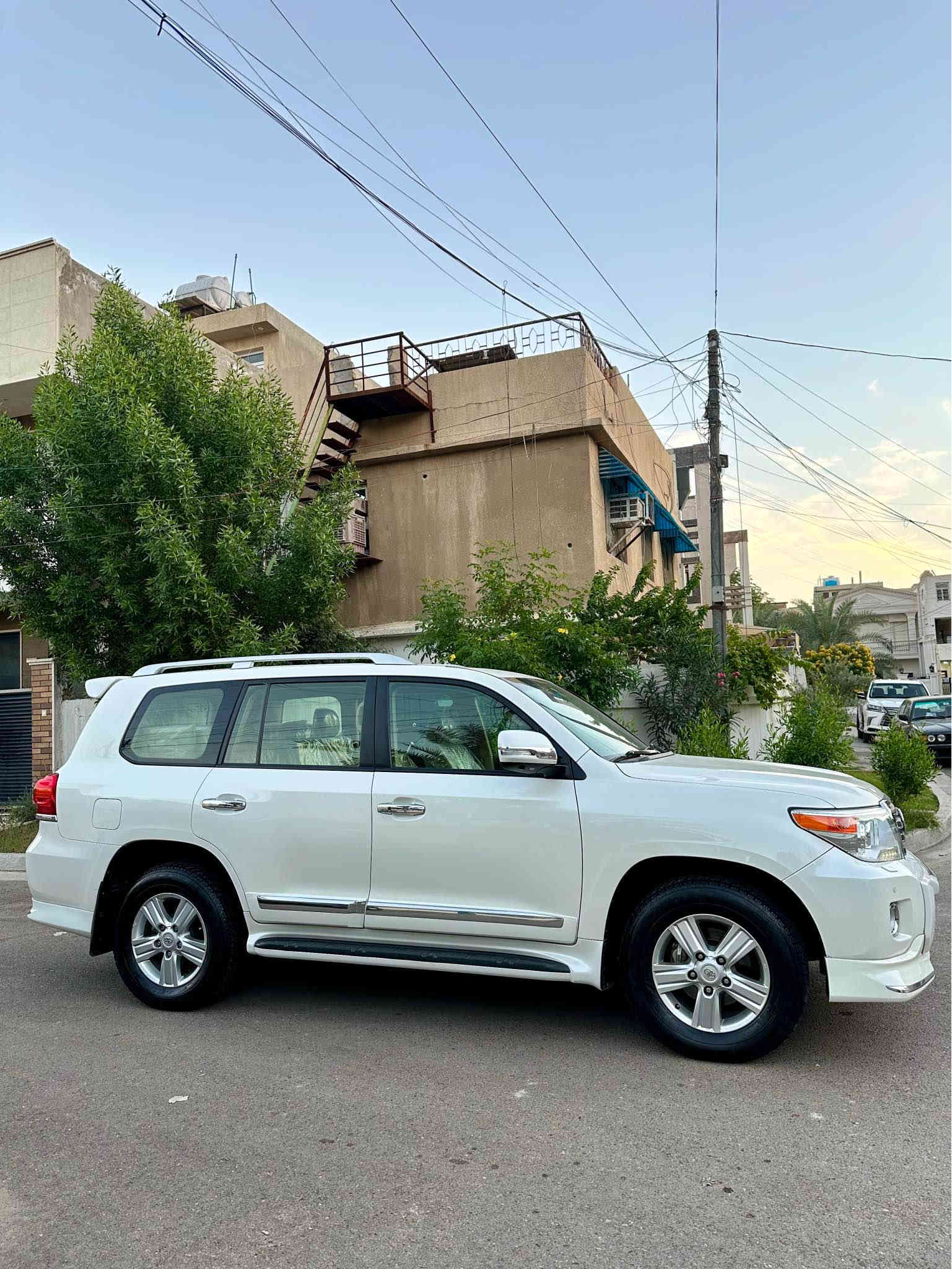 لاندكروز 2015 جديييده جداً 
فطيم كلش جديده ماشيه 159 الف كيلو
رقم بغداد  وع ايدنه من 2020 لليوم
بيها تبديل دعاميه اماميه فقط صاير بيها طخه كلش خفيفه     السعر 39500$ بيها مجال 
مكاني بغداد الاعظميه 
*********** بغداد
