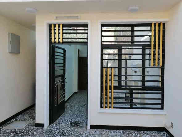 السلام عليكم بيت للبيع طابو صرف اعكادة مساحة ١٣١متر منطقة الأمين الثانية  السدة القديمة يحتوي البيت علا غرفتين نوم وحمامات ٢ اتواليتات ٢ استقبال  مطبخ صالة درج البيت  مدخلين اي استفسار راسلني او اتصال عل رقم ***********
