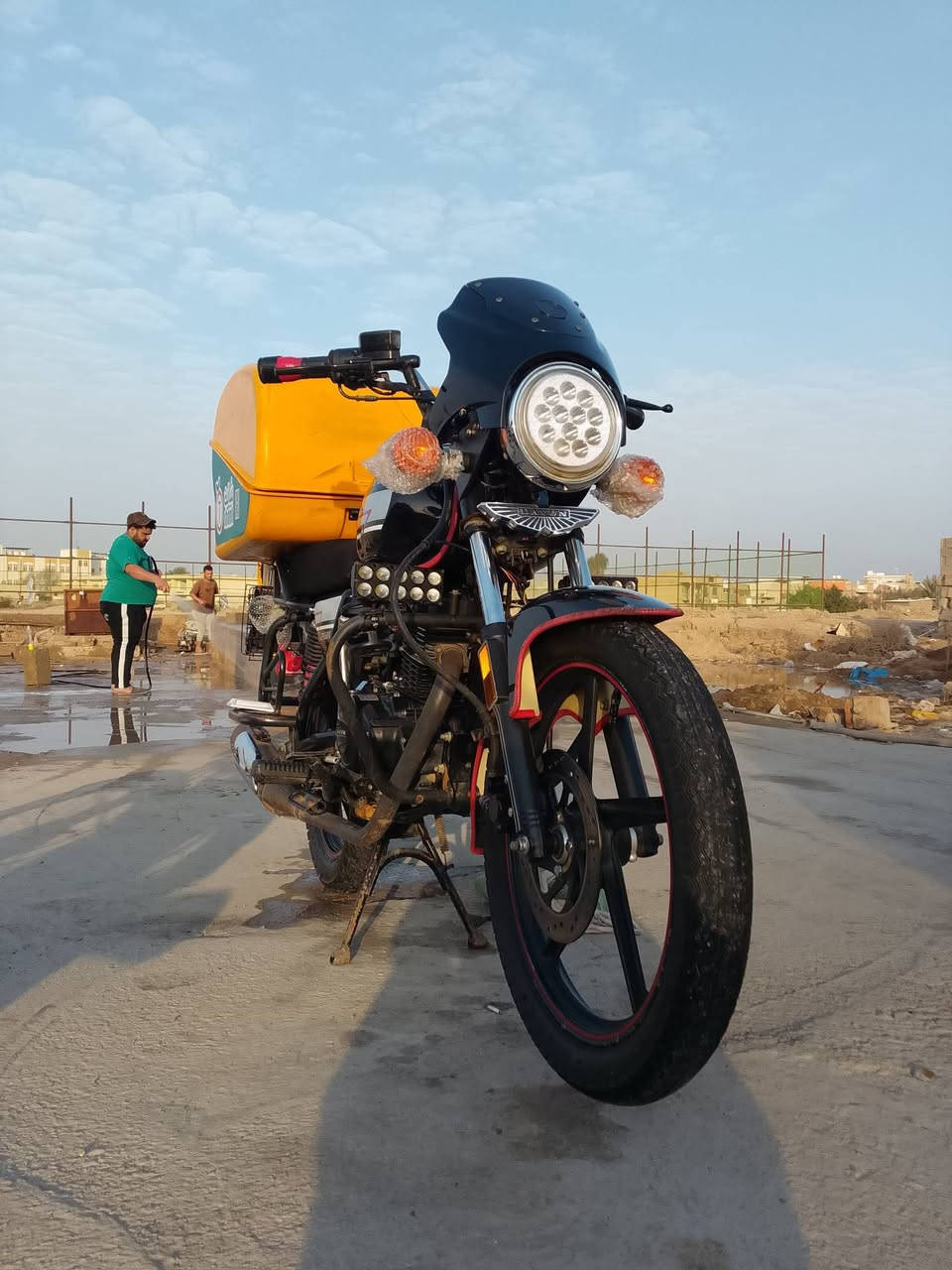 سلام عليكم دايوان البيع موديل 2021 اوارق اصولي نقص وره وحده مال معرض  مبدل مكينه جديده 200cc سويج سجينه الدراجه ماناقصه اي برغي وجيب فيتر مضبوط وتعال الدراجه كفاله عامه من البرغي البرغي ودهن كل10ايام ميكي مولي الاصلي ودراجه مال جناي 
تايرات جدد كوبلنات جدد  وبجم كامل جديد و بكره خلفيه 35 وامامي 17 يعني معدل 130ورونك 7.5 مكاني بسمايه 
***********
