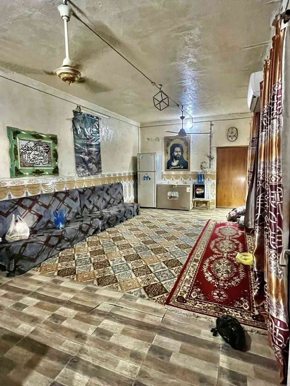 سلام عليكم بيت للبيع مساحه 115م واجهت البيت 5م والنزال 23م البيت يحتوي على (استقبال+صالتين+مطبخ+حمام+غرفه+صحيات)
بناء البيت كله سيراميك مثل ما موضح بل الصور ما عده الغرفه مو سيراميك بياض الغرفه
المسـاحـات
1-الاستقبال(7.5في4)
2-الصاله الاولى الفاصله بين المطبخ والحمام(4في2)
3-الصاله الثانيه (3في3)
4-المطبخ(3في3)
5-الحمام(3في1.5)
6-الصحيات(1.5في1.5)
7-الغرفه(3.25في5)
8-مكشوفه(3في2)
مـلاحظـه/ البيت لا يحتوي على درج ولا تشاريف 
مـلاحظـه/البيت عكاده وليس صب
السطح كله فرشي بل الاضافه إلى شكف الاستقبال مغلف ايزوكام
العنوان : نجف حي الميلاد نصر 
للتواصل : متواجد على الفيس ورقمي *********** اتصال واتساب فقط
