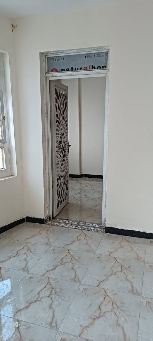 السلام عليكم 
معروض للايجار شقه نظيفه جدا في منطقة حي الحسين الشارع الرئيسي قرب جامعة العين 
تحتوي على 
استقبال وصاله وغرفه ومطبخ وصحيات 
تصلح لعائلة صغيره 
الايجار الشهري (٣٠٠) الف شهرياً 
للاستفسار الاتصال واتساب 
***********
مكتب المدار الذهبي للعقار
