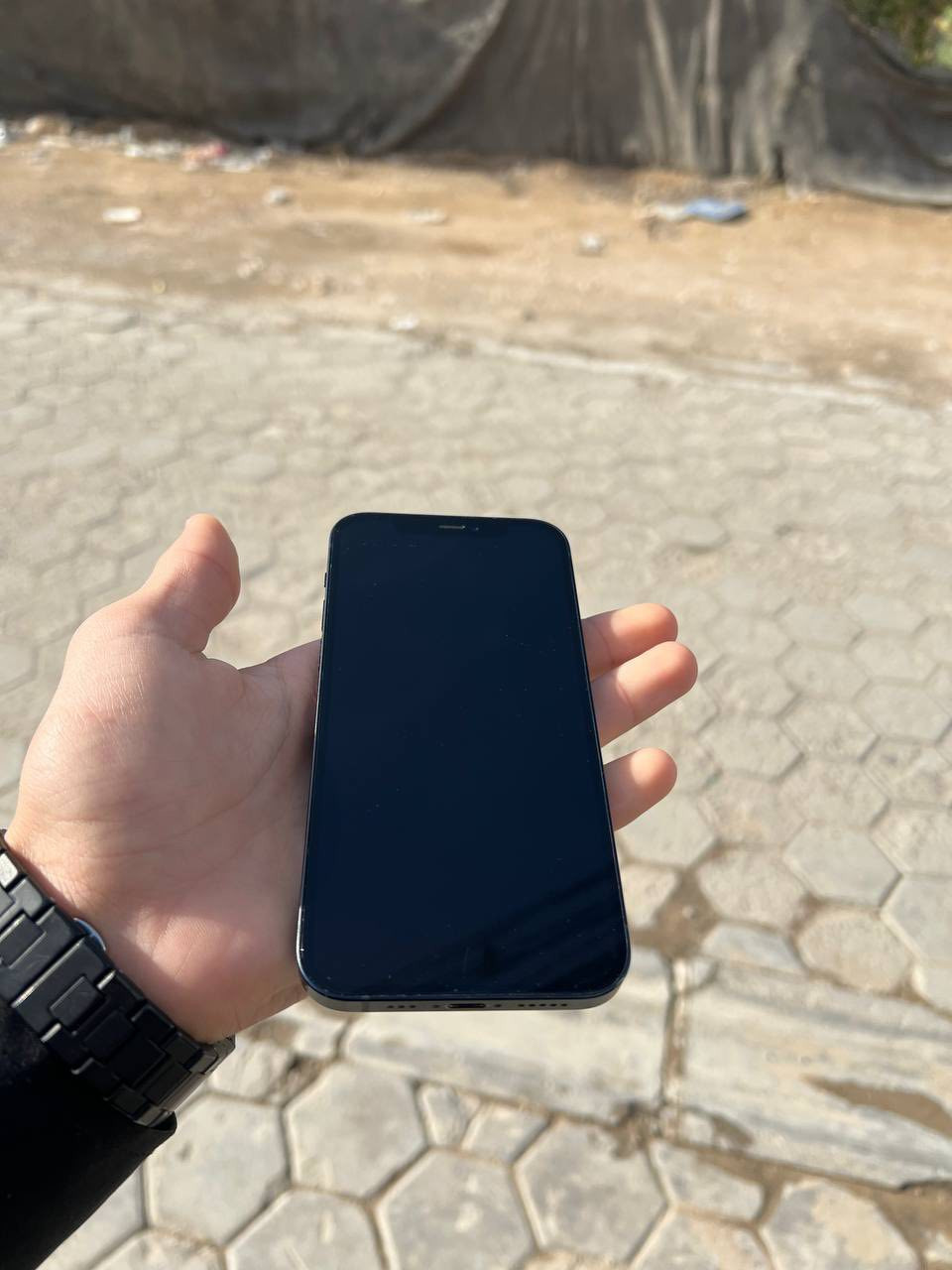 ايفون ١٢ عادي بطاريه ٧٨ صرف الجهاز طبيعي ذاكرته ١٢٨ ظهره مفطور مثل ما موضح بالصوره سعره ٢٩٥ وبي مجال قليل للاتصال ***********
