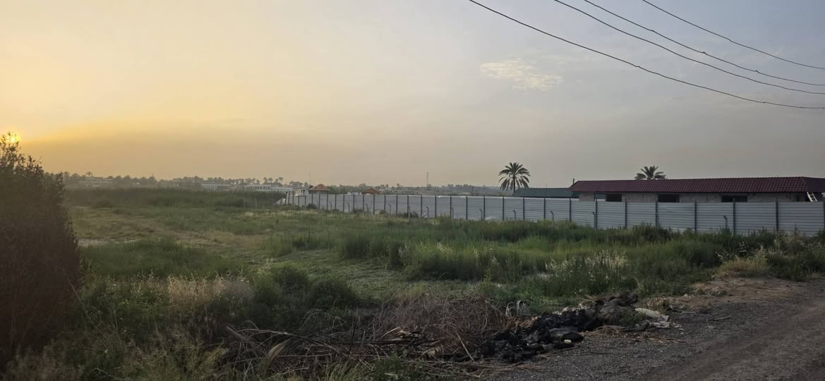 سلام عليكم ارض للبيع المساحة دونم شاطية  واجهة ٢٤ خدمات كاملة مجاورهة مزارع المدائن 
منطقة التويثة للستفسار اتصل ***********
