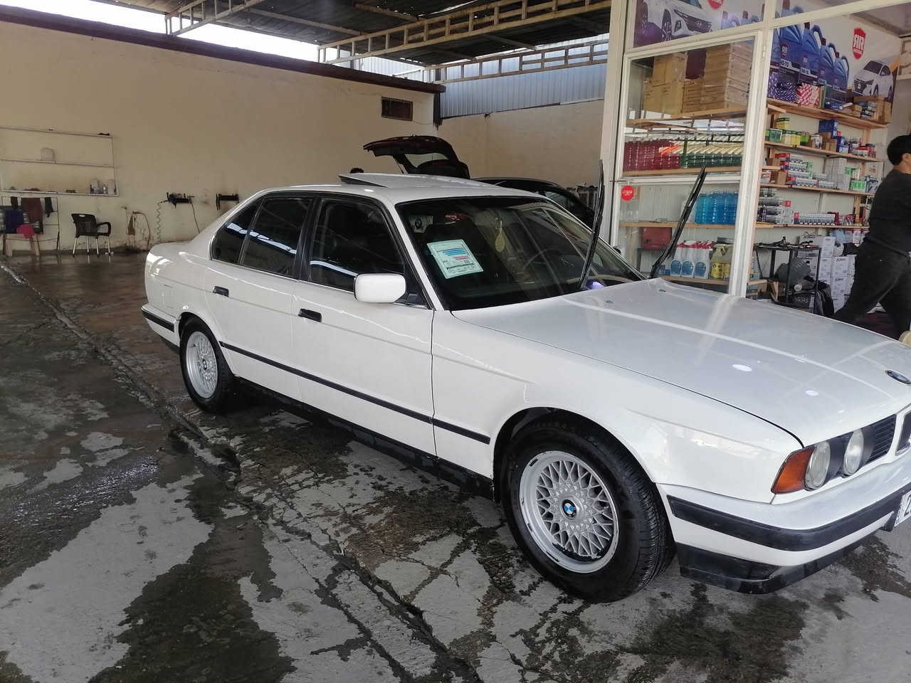 السلام عليكم للبيع بي ام حجم ٥٢٥ كبس فول مواصفات لا صبغ ولا تبديل محرك وكير ما مفتوح السياره جاهزه رقم أربيل جديد سنويه جديده كابون بنزين طخم تاير جديد  السياره ابسمي كشتات جلد كهرب  مكان السياره موصل الجانب الأيسر السعر 90 وبي مجال للإستفسار الاتصال على الرقم ***********
