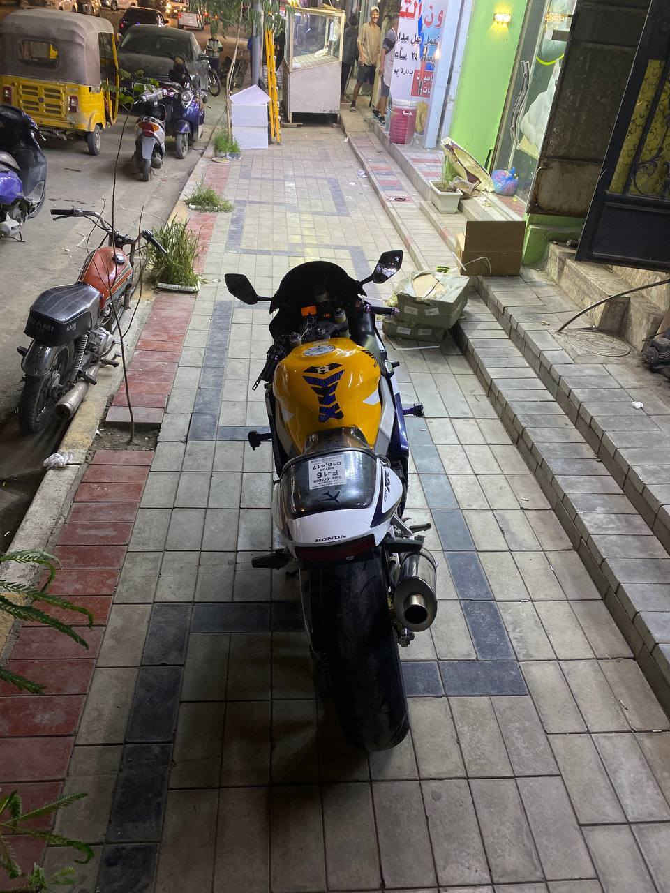 سلام عليكم بطح للبيع 929 وراق مكينه مكفوله جيب فتر شوفه دراجه سكيورتر 2004 السعر تفاصيله خاص رجاءن مو شراي لا تعبني العنوان ميسان دور نفط رقم الهاتف ***********
