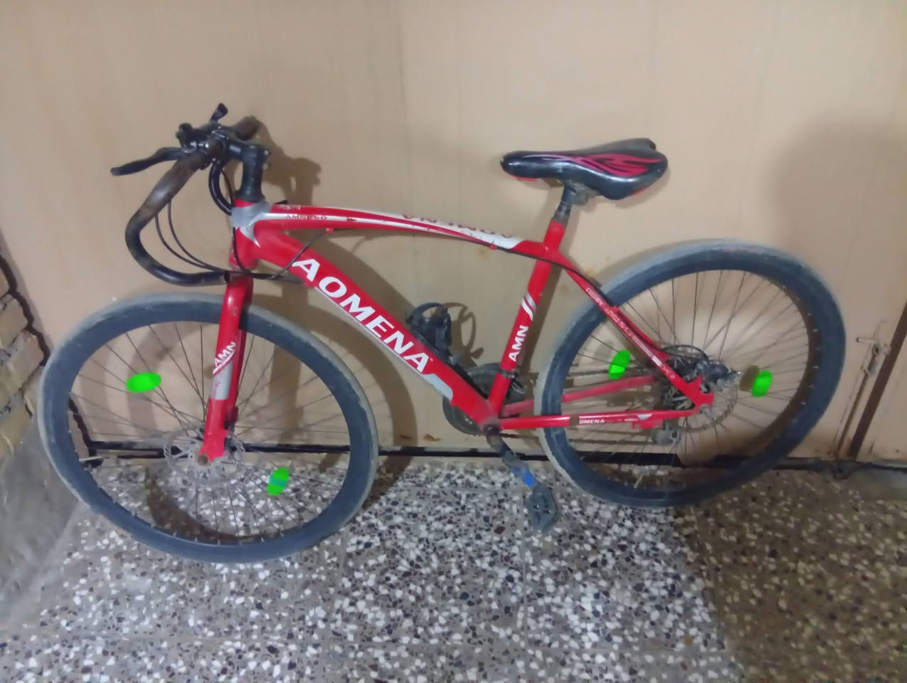 بيسكل من شركة AOMENA بيسكل بي زلوغ بسيطه 🤏 و ضربه وغيره يم التاير الخلفي عوزه بس بريك كدام و سرج جديد حسب الرغبة السعر 80و بي مجال للشراي يدلل العنوان ميسان حي الشهداء للستفسار الاتصال على الرقم (*********** ) 👈🤍
