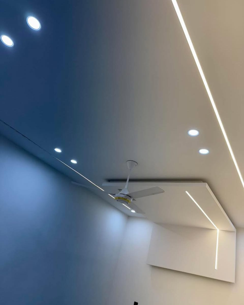 مكتب اياد اعلان عن دار للبيع 120حي الغري  النجف الأشرف 🧿اللهم صلِ علىٰ محمد وآل محمد 🧿
سعر مناسب 
التفاصيل:عندك عقار للبيع او مراوس دار قطعه ارض مرسله مكتب على رقم مكتب المساحه 120م 
- الطوابق: طابقين 
- 4غرف نوم 
- البناء: صب 
- الموقع:حي الغري  منطقه راقيه خلف 4شوراع الغري النفط شارع 10الواجه 6نزال 20              للبيع او مراوس- التصميم:

الطابق الأول:غرفه 1مطبخ  استقبال صاله 
الطابق الثاني : 3غرف نوم صاله صحيات 
التواصل:مكتب اياد للعقار سعر المجال 

- الاعنوان المكتب : ***********/***********
- العنوان: حي السلام شارع المكاتب او شارع ابو دجاج قرب شارع مستوصف 

هذا الإعلان يظهر دارًا فاخرًا للبيع، مع تصميم عصري وتصميمات أنيقة.
