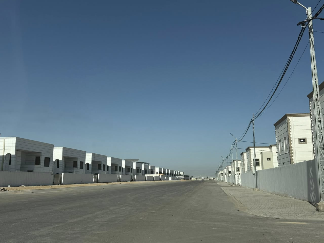 اللهم صل على محمد وآل محمد 
السلام عليكم ورحمة الله وبركاته 
دار للإيجار في مجمع الأميرات الثانية
مساحة 250 متر طابقين شارع 20 وعلى السنتر واتجاه الدار شمالي 
يحتوي ثلاثة غرف الدار جديد لم يسكن سابقاً وجاهز للسكن فوراً 
مولدة ووطني وماطور ماء
سعر الإيجار الشهري 450 الف مقدمة أربعة اشهر
للأستفسار/***********
