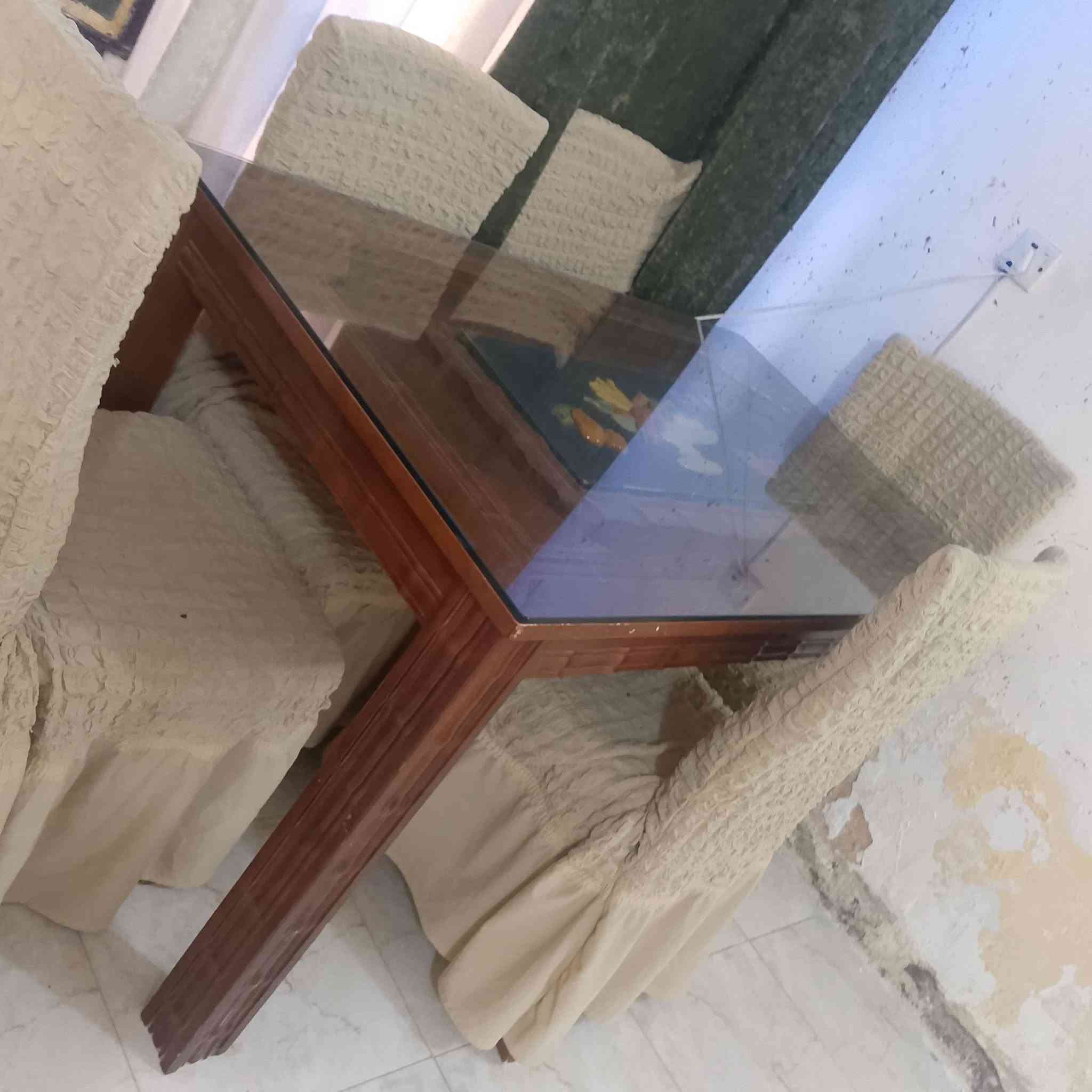 السلام عليكم اغراض بيت للبيع في حي البساتين قرب مدرسة الأسوار للبنات ثلاجه حجم ١٨ قدم فستل تركي باب الاول طباخ ايطالي درجه اولى ٥عيوم مع الفرن شغال نضيف ميز طعام صاج واجهه جام بي ضرر بالكراسي للاتصال ***********
