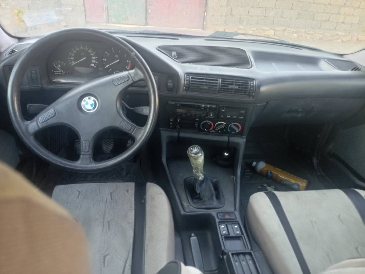 السلام عليكم
 (سيارة للبيع BMW)
حجم 520 موديل( 1991) گير عادي محرك كبس صبغ عام جمالية فقط  بدون معجون بدون تبديل شرط ومحرك وگير شرط فتحة سقف جامات كهربائي اثنين رقم نينوى ألماني سنوية لحد (2027) سيارة بأسمي تحويل مباشر كابون بانزين كامل السعر (53) وبيها مجال للاستفسار اكثر تواصل خاص او على الرقم التالي
 ***********
