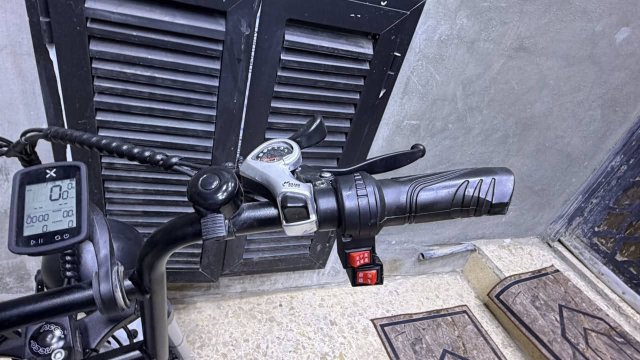 سلام عليكم من رخصت الدمن
دراجة كهربائية من ماركة(E-Bike) للبيع

مواصفات 
بطارية ليثيوم 🔋
مصباح امامي عدسه 💡LED
وخلفي LED
بريك امام خلفي ديسك
كير ثلاث نمر 
زر قطع كهرباء 
السعر 8$ورقات
تواصل ***********
