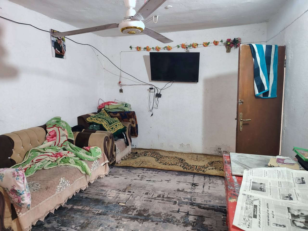 يالله سلام عليكم دار للبيع بغداد المدائن قرب السوك الإمام سلمان المحمدي قرب طابو المدائن الدار طابقين طابو ملك صرف سكني مساحه ١٢٠ متر يتكون الدار من غرفة نوم وصاله استقبال مطبخ وهول كراج سياره والطابق الثاني غرفتين نوم وصاله بيتونه خدمات كامله تبليط كهرباء ماء مجاري ثقيلة ومطار رصيف مقرنص السعر ١٠٠ وبي مجال الدار حاليآ بي مؤجر للاستفسار أكثر إتصل على الارقام *********** أو *********** وات ساب علماً صاحب الدار مباشر
