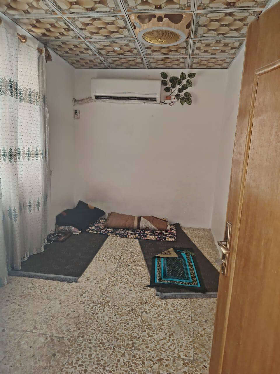 السلام عليكم للبيع او مراوس .. بيت 50م في كربلاء المقدسه يصلح الئ حسينيه للزوار او بيت مسلح طابق واحد مع الاثاث يبعد عن الامام الحسين ع مشي ٥ دقائق بالجمعيه شارع المنتوجات النفطيه الفاصل بين حي النقيب وحي رمضان طابو زراعي سند ٢٥ تحويل مباشر قريب علئ مول الحارث وعلئ جامعة السبطين والصفوه يرهم بيع ويرهم مراوس الاستفسار *********** اتصال وتساب غير متواجد علئ المازنجر
