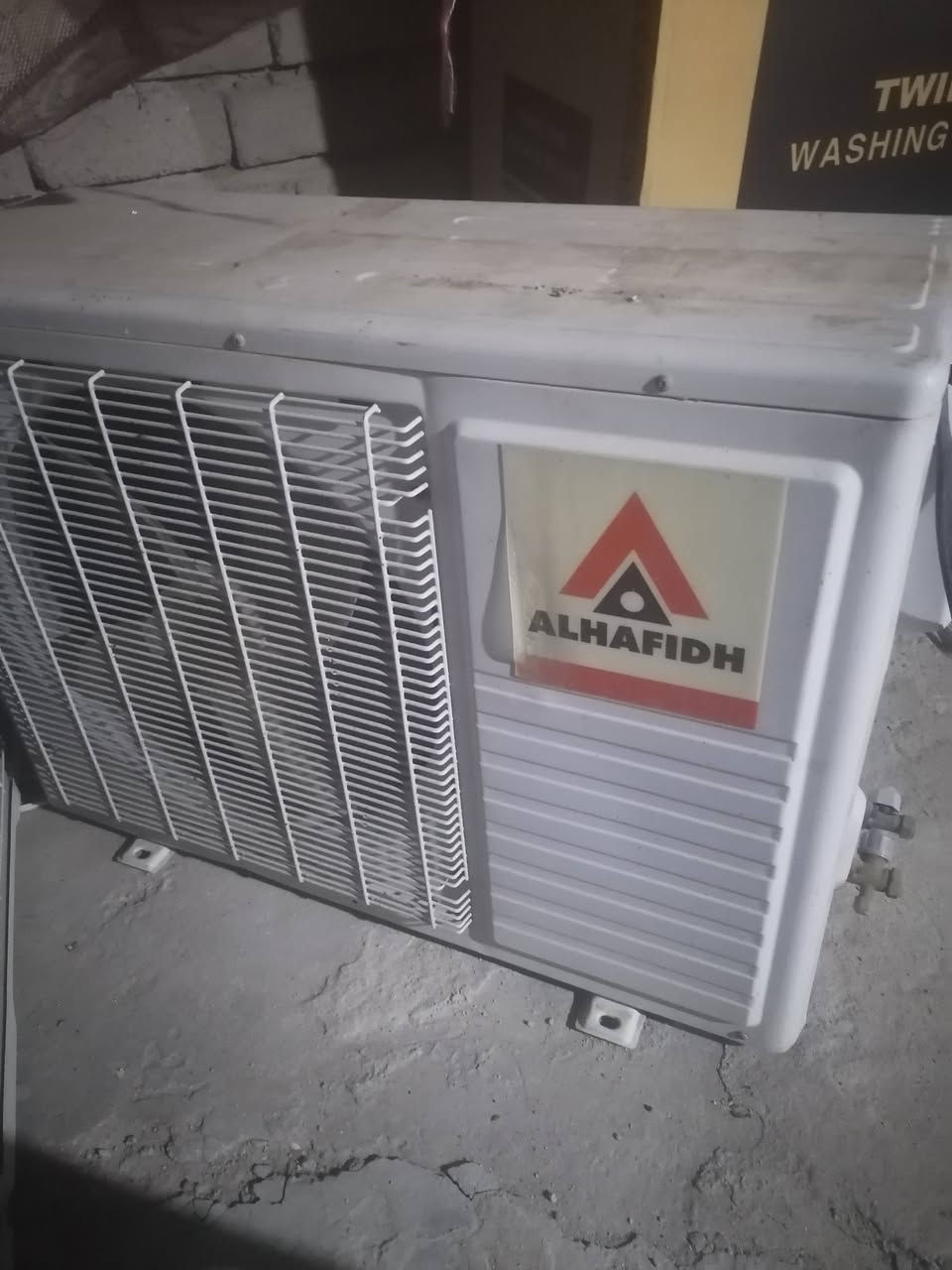 حاره طنين ماطور جديد 
مكيف جنرال طن ونص 
بارده طنين وبارده طن ونص 
كلهم بحاله جيده جدا 
الي رايد اي قطعه يتصل 
***********
