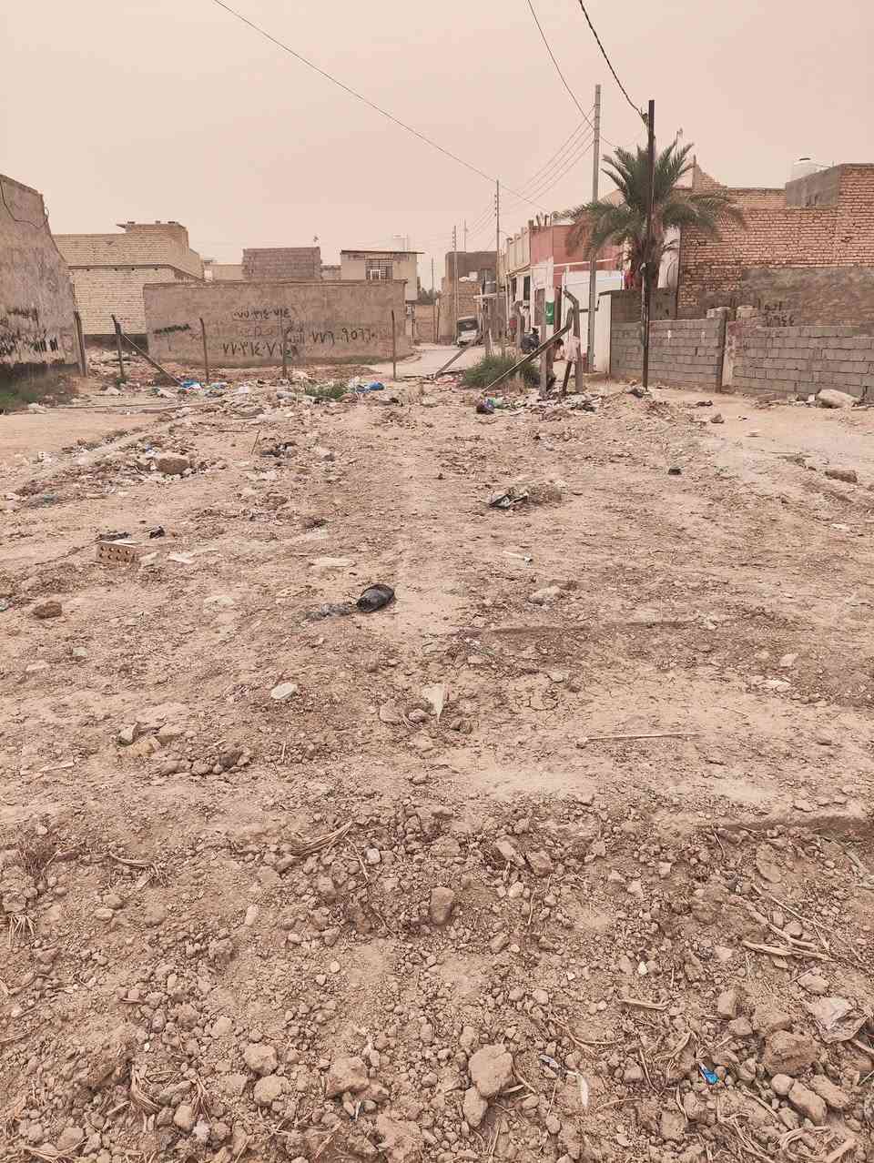 سلام عليكم قطعه ارض للبيع طريق كربلاء بغداد نزلتها من النافوره والها طريق على روضتين والها طريق على مدرسه الغزالي بالودي خدمات كامله ماء بنص القطعه كهرباء يمها مجاري موجوده سند 25اقرار بسمك ثاني يوم المساحه ١٠٠متر السعر ٢٠مليون تبعد عن الإمام ٣كيلو باقي التفاصيل أتصل ***********
