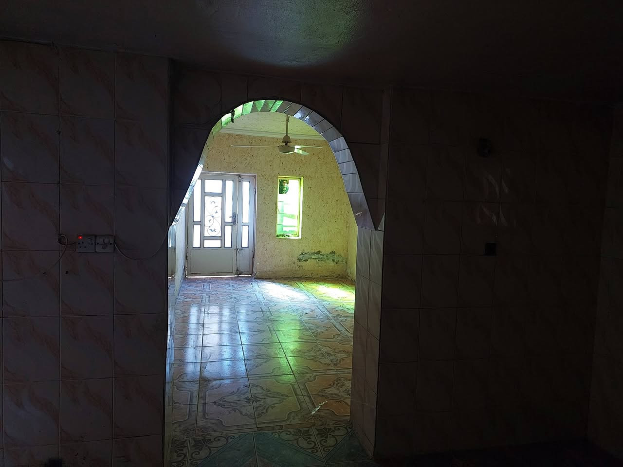 شقه للايجار في العمارات السكنيه قرب شارع الخمسين دار مكونه من غرفه اوهول اومطبخ اوحمامات اوترك اوطرمه  للتواصل
***********
