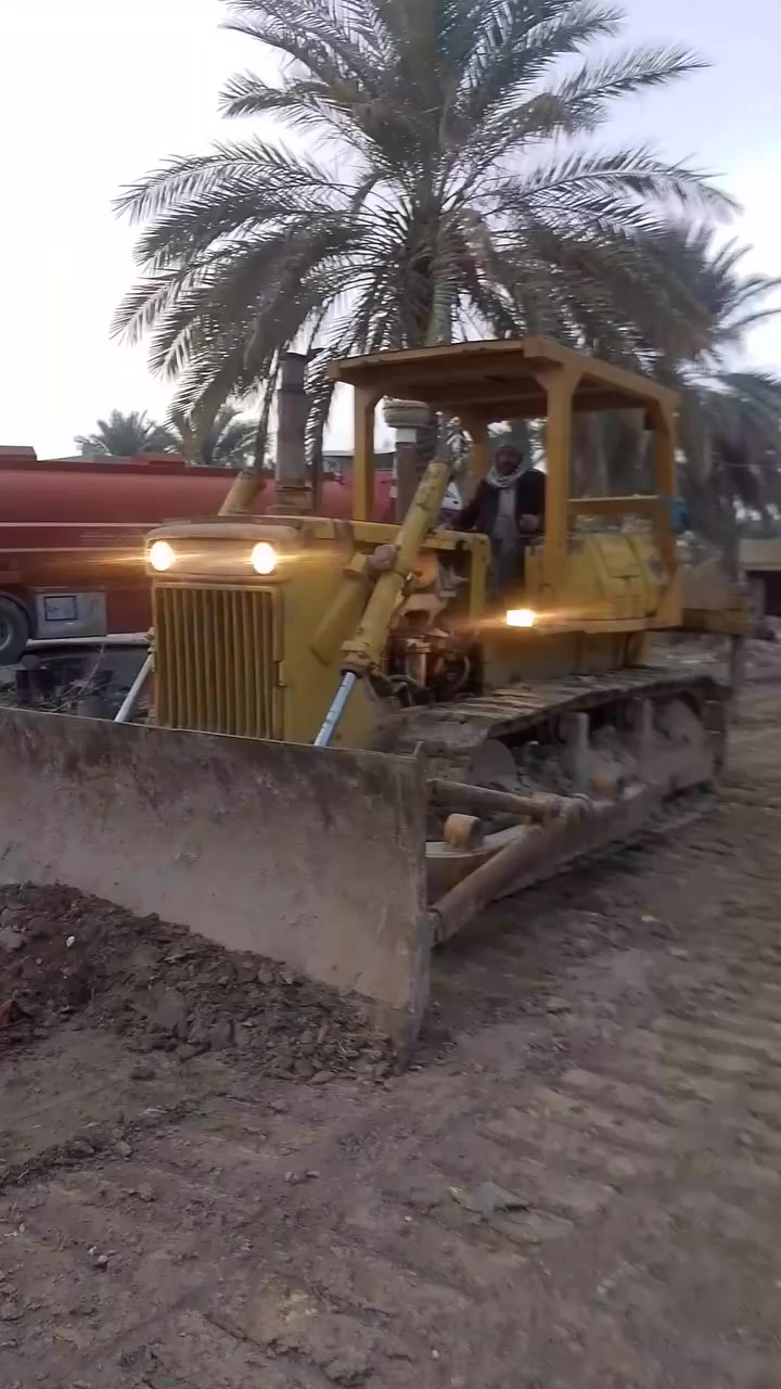 سلام عليكم بلدوزر كوماتسو للبيع موديل 82 حجم 65 الاتصال على رقم ***********
