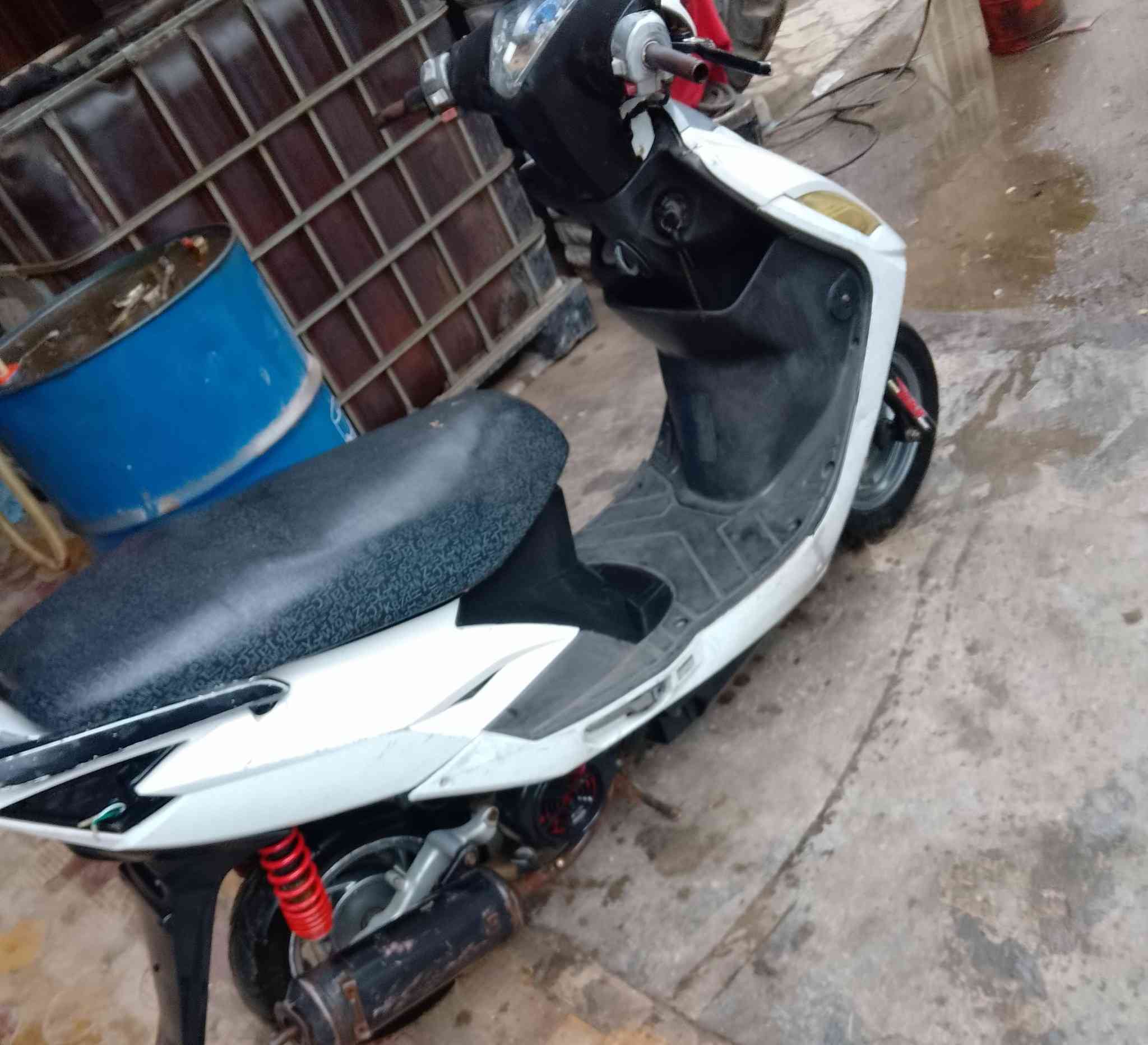 السلام عليكم دراجه البيع بيها عطل كابريتر ونواقص بيصطه ابيعها كوم حديد مكان بغداد مدينه الصدر الاورفلي رقم *********** السعر 175
