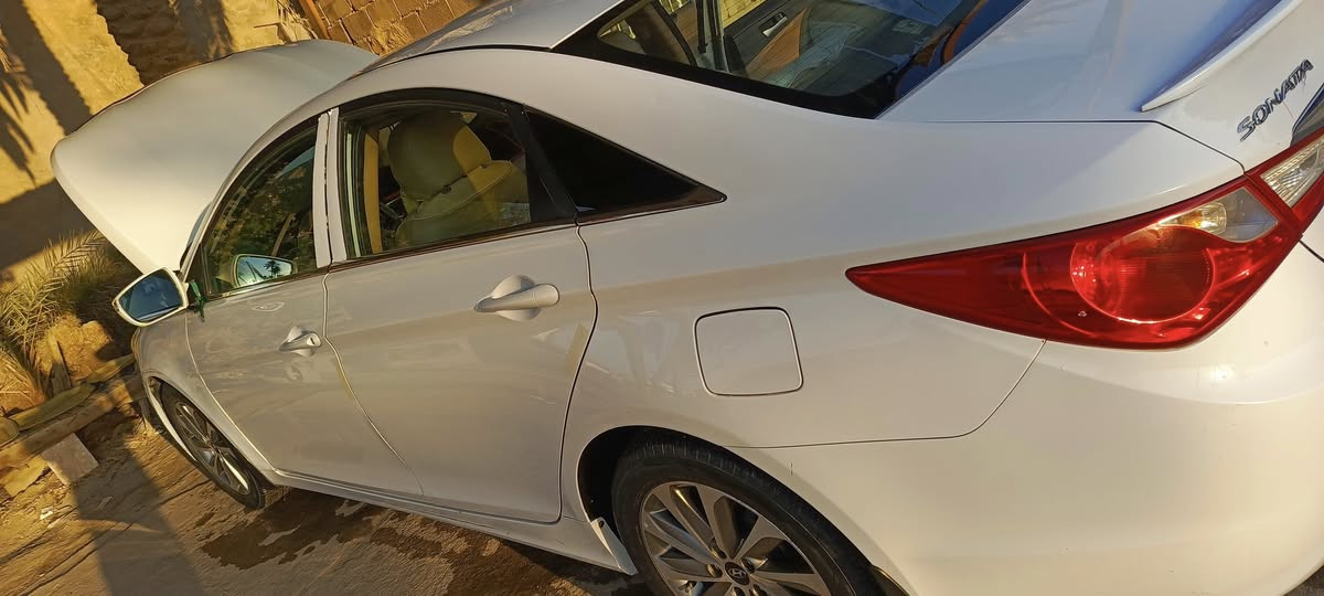 سوناتا موديل 14 وارد خليجي 👌//  تبريد قطعتين امامي وخلفي سياره. موضح بل سونار فقط  كفاله كير مكينه  كهربائيات حداديه ميه علا ميه. تخم تاير سنويه ال 28 مشروع وطني. مداور ثاني يوم  سياره جديده ما ناقصه شيي هاذه رقمي ***********
