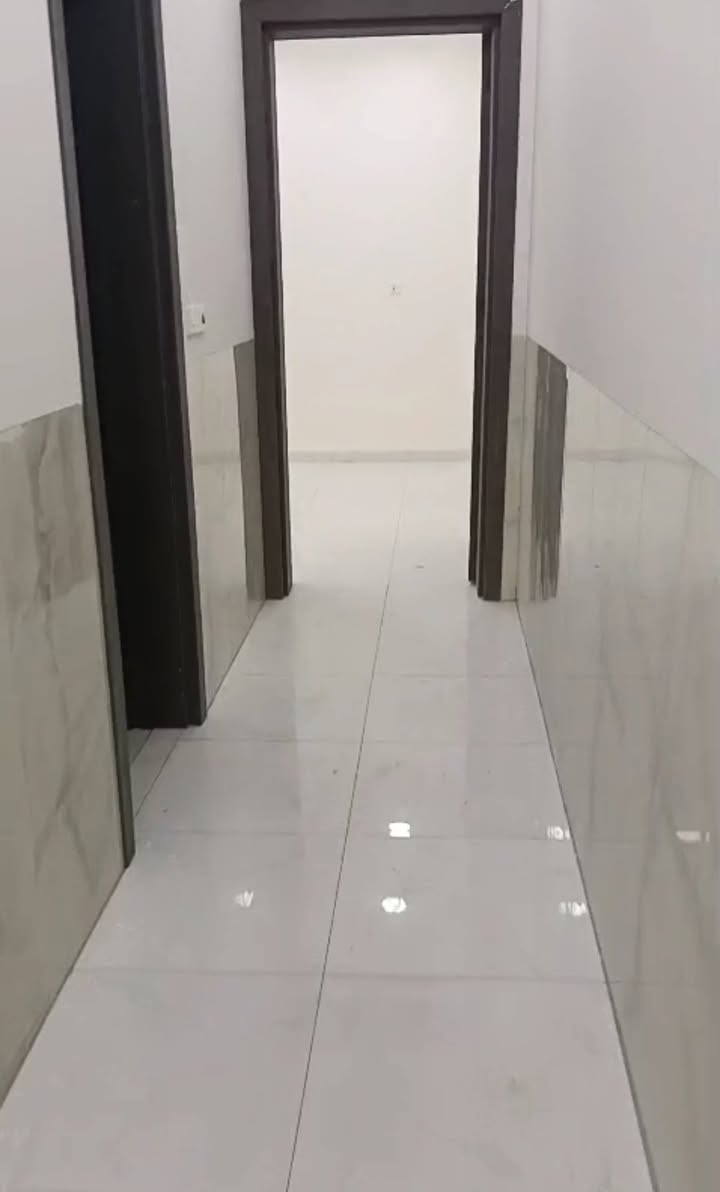 شقه 200 م
للايجار تصلح لسكن عائلتين مقسم على شكل شقتين بناء حديث طابق ثاني 
عنوان تاجيات قرب المرور 
مراسله صاحب الشقه او الاتصال 
***********
