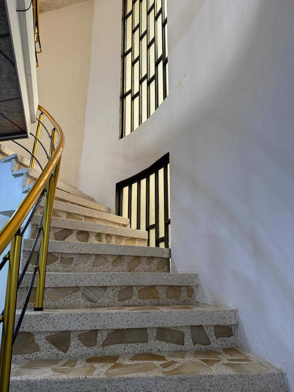 --- عقارات الموصل الحدباء ---
            💥🏠دار للبيع🏠💥

🔴  موقع الدار حي الفلاح قرب مسجد التقى

🔴 مساحة الدار 100 متر 

🔴 واجهة 5*20

🔴 بناء حديث... موقع ممتاز

🔴 طابقين يحتوي الطابق الاولى على مبطخ وصاله وغرفة نوم واحده وصحيات 
  طابق الثاني غرفتين وصاله وصحيات.. وبيتونه كبيره
  وسطحين.. 
      /////////////////////////////////

لمعرفة التفاصيل والسعر يرجى زيارة المكتب او الاتصال على
الرقم      ***********

🔴 نستقبل جميع طلباتكم وعروضاتكم....
