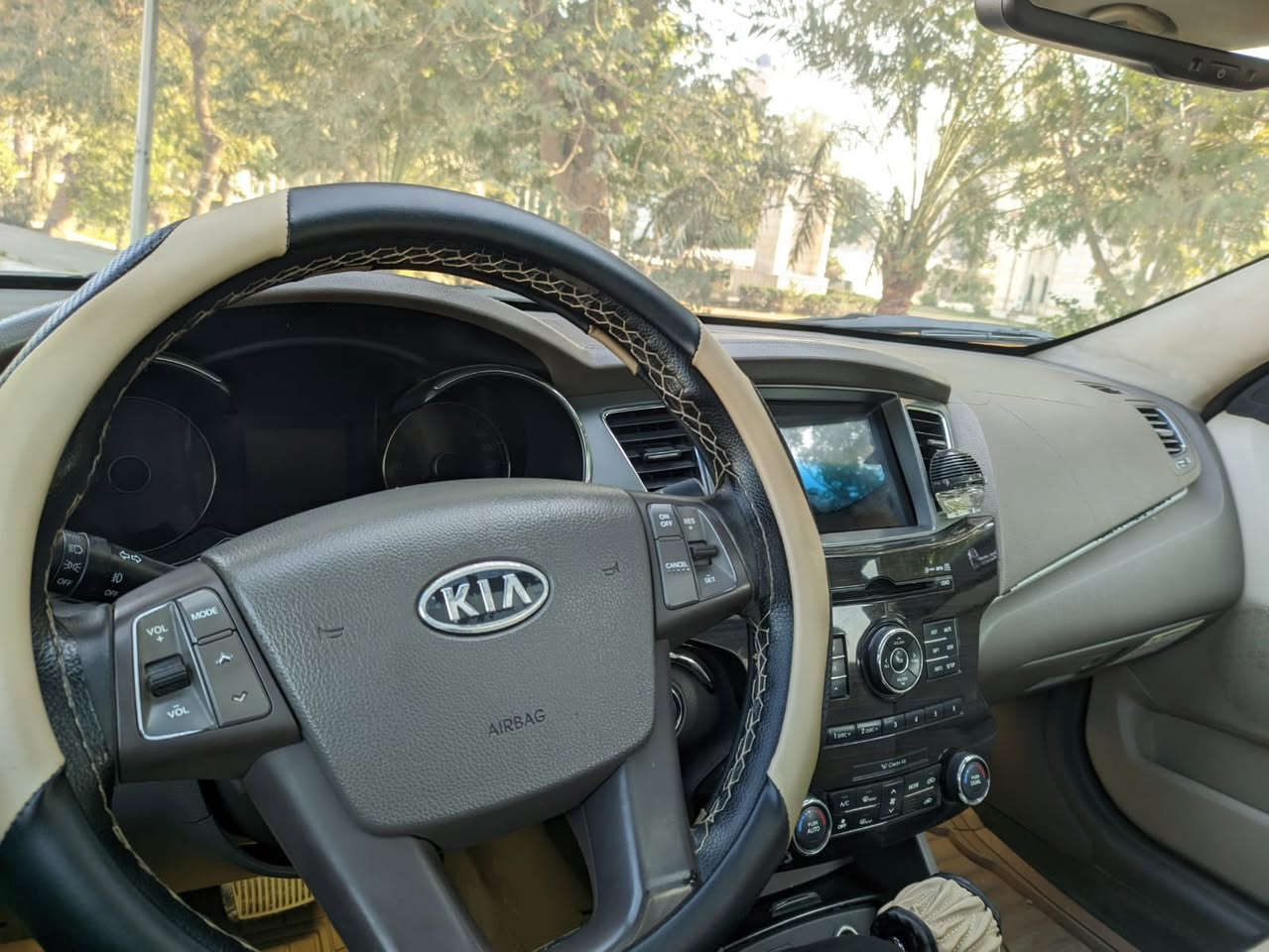 السلام عليكم
كيا كادنزا 2011 خليجي
3500 V6 دوش
رقم بغداد وهزه  مصارلها ٧ اشهر
ماشيه 140كيلو
سونارها بل منشور
فول مواصفات
بانوراما
قطعتين تبريد
مقاعد كلها كهرباء 
 مقاعد تدفئه تبريد امامي خلفي 
برده كهرباء 
شاشه اندوريد 
صدرها جديد امامي خلفي قبل شهر شديته
منظومه احتراق جديده فيتبم وبلكات وفلاتر ودهن ومنضف جويتر وثلاجه
السياره مابيها اي نقص نهائياً بس يرادلها بوليش 
وترايك بيها للبصره 
السعر 109ورقه
مكاني بغداد اليرموك للتواصل 
*********** واتساب 
*********** خط فقط
