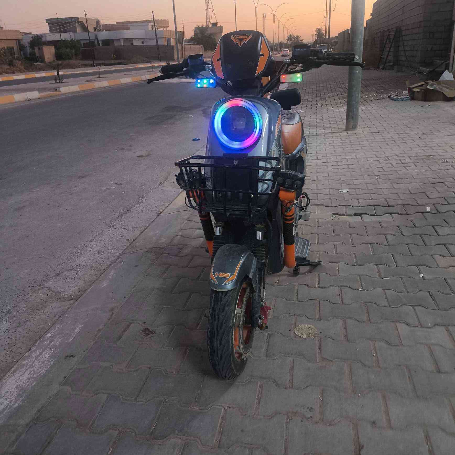 السلام عليكم 
دراجه شحن للبيع H900 كامل مكمل مابي كل نقص 5بطاريات السعر 500 وبي مجال مكاني العلم 
للاستفسار ***********
