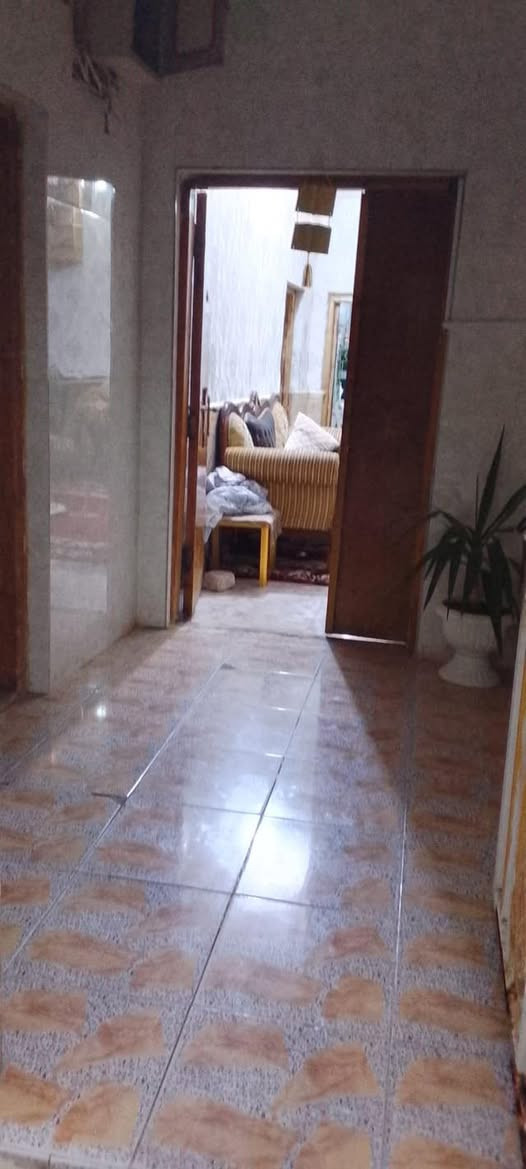 للبيع – دار سكن 🏡

📍 الموقع: خلف كراج بغداد فرع، مقابل مدرسة الابتهال
📐 المساحة: 200 م²

تفاصيل الدار:
🔹 طابقين + شقة بمدخل مستقل وباب على الشارع

🔸 الطابق الأول:
• غرفتين نوم
• صالة
• استقبال
• مطبخ

🔸 الطابق الثاني:
• 3 غرف نوم
• صالة

🔸 الشقة:
• غرفة
• مطبخ
• صحيات
• طارمة صغيرة

📞 للاستفسار: ***********
👷‍♂️ الدناني للعقار
بيع • شراء • مقاولات عامة
